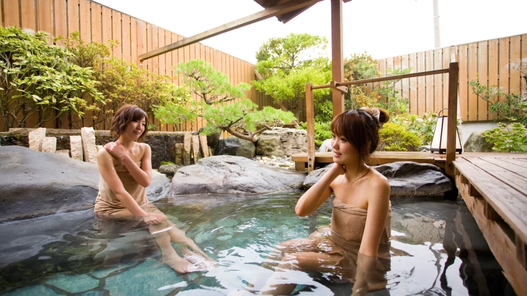 自然に囲まれた旅館の露天風呂
