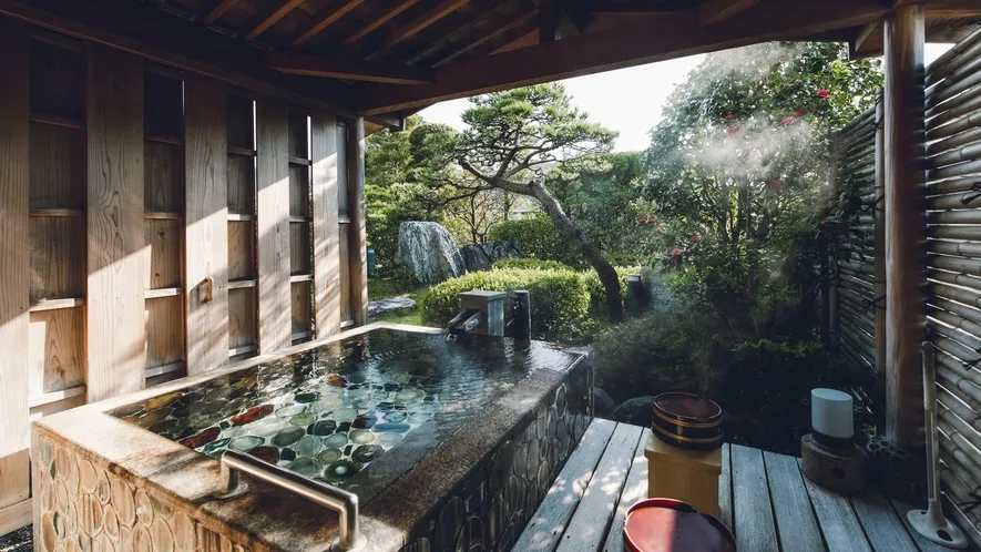 自然に囲まれた旅館の露天風呂