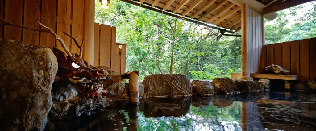 自然に囲まれた旅館の露天風呂