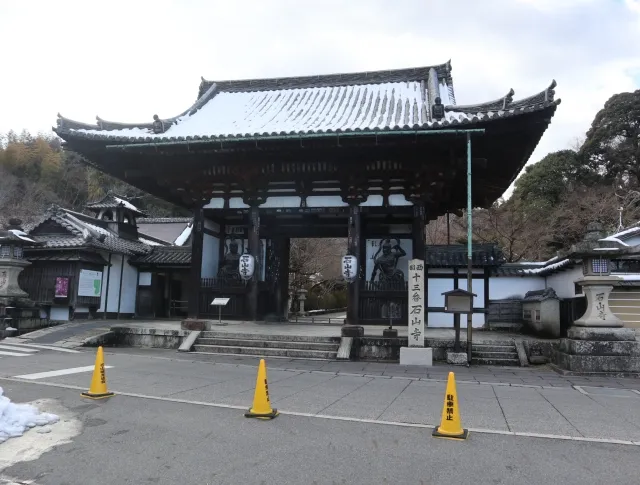 滋賀県大津市に位置する歴史的な寺院
