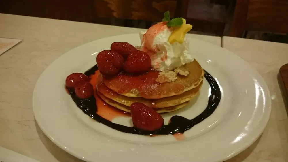 生クリームといちごののったパンケーキ