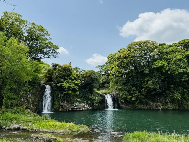 自然の中で二本の滝が流れている景色