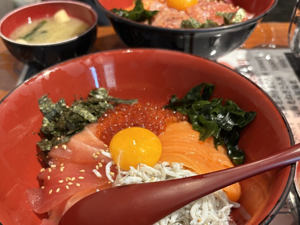 しらすやいくら、マグロ漬けなどが乗った海鮮丼