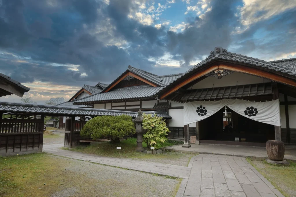 厳かな雰囲気のある会津武家屋敷の玄関口