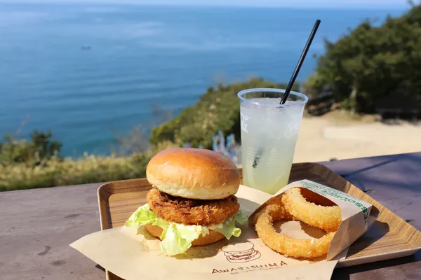 淡路島バーガーと海