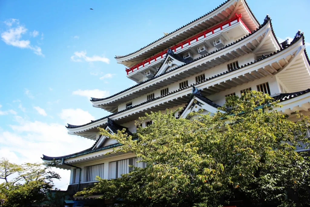 屋根が黒い四層構造になったカッコいい熱海城