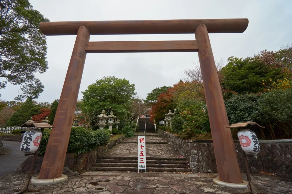 神祗大社の入り口に聳え立つ大きな鳥居