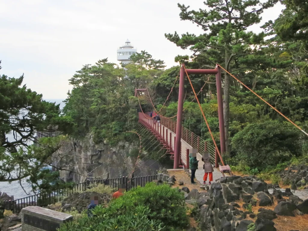 岩が剥き出しの海岸にあるスリル満点の吊り橋