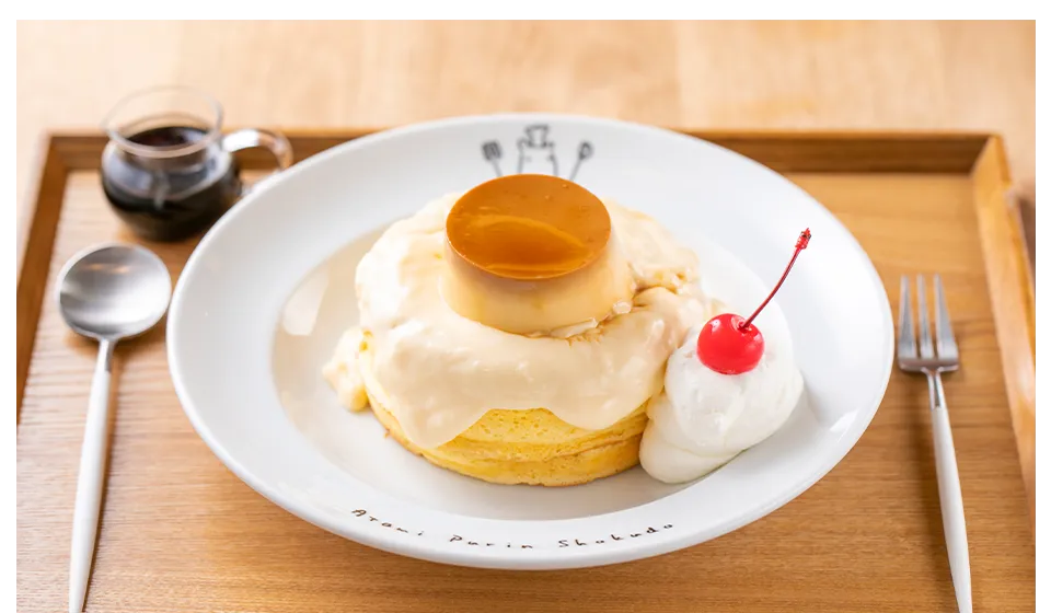 熱海プリン食堂の名物であるプリンの乗ったパンケーキ