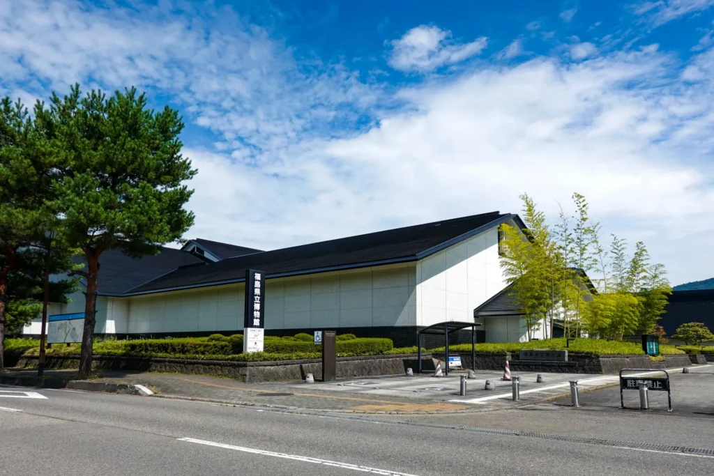 福島県立博物館のシンプルな外観