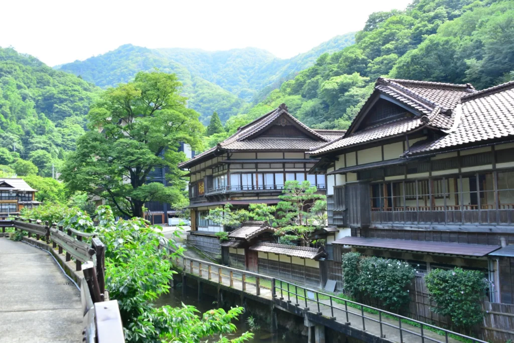 会津若松にある東山温泉の伝統的日本建築