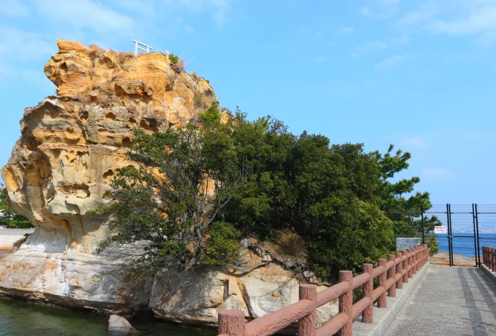 ゴツゴツとした岩が剥き出しになった特徴的な絵島