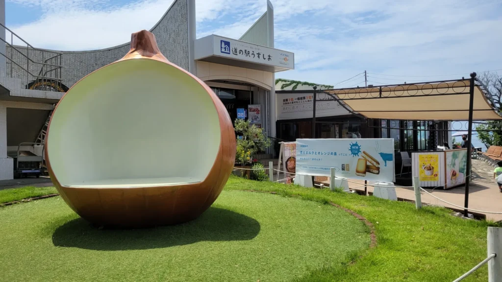 道の駅うずしおにある特産品玉ネギのモニュメント
