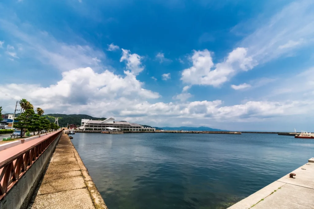 洲本港と大浜海水浴場