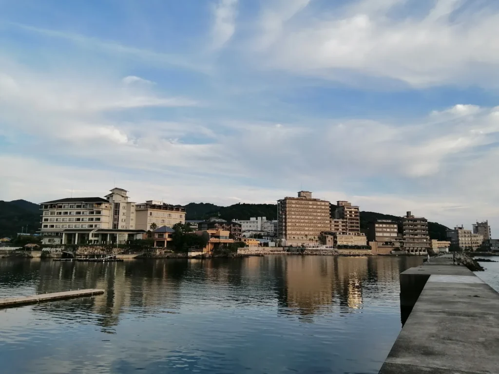 洲本の海ぎわに立つホテルニューアワジの外観