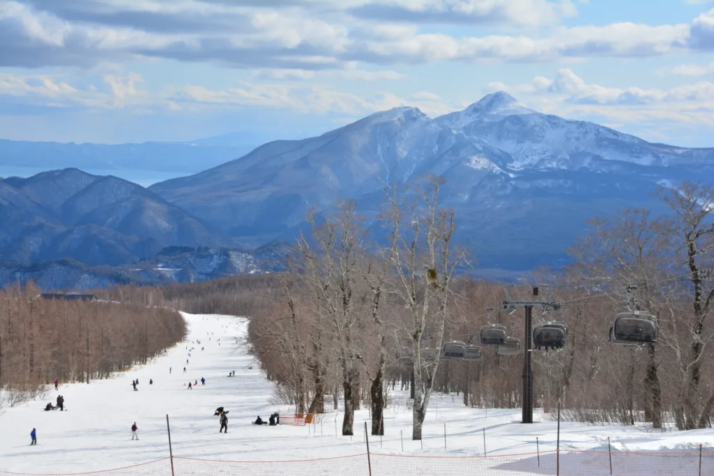 グランデコスノーリゾートのスキー場ゲレンデからみる磐梯山