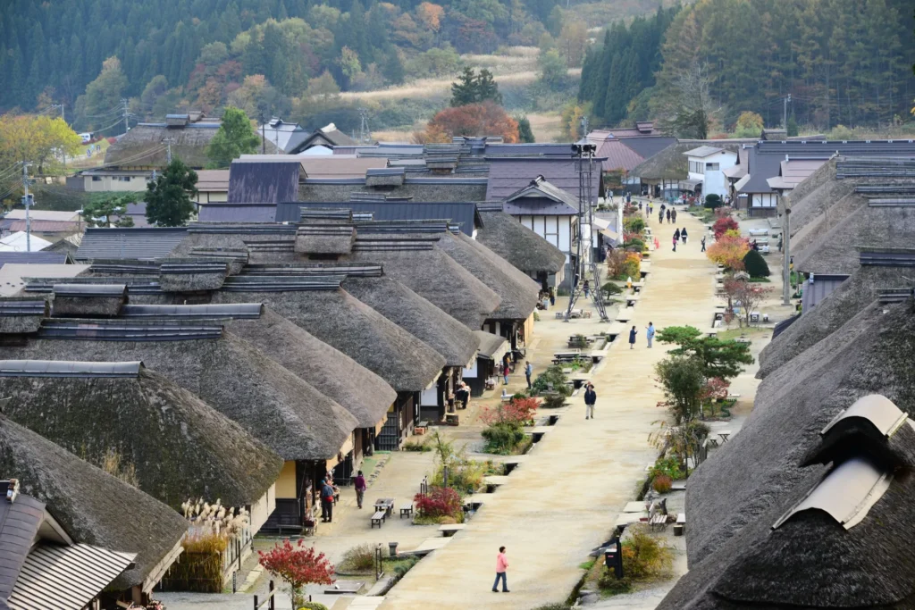 茅葺き屋根の建築物が並ぶ大内宿の様子