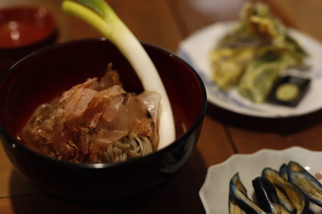 ネギを使って食べる美味しそうな三澤屋のねぎそば