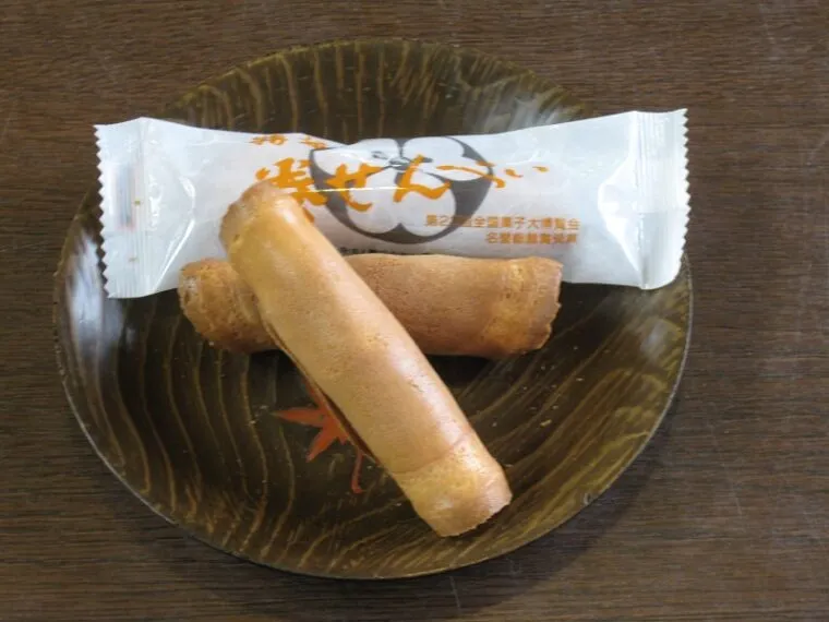 紅屋本店の巻きせんべい