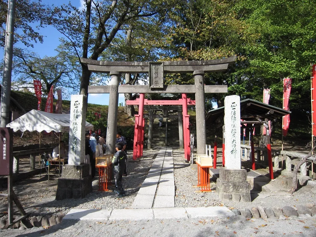 鶴ヶ城稲荷神社の鳥居