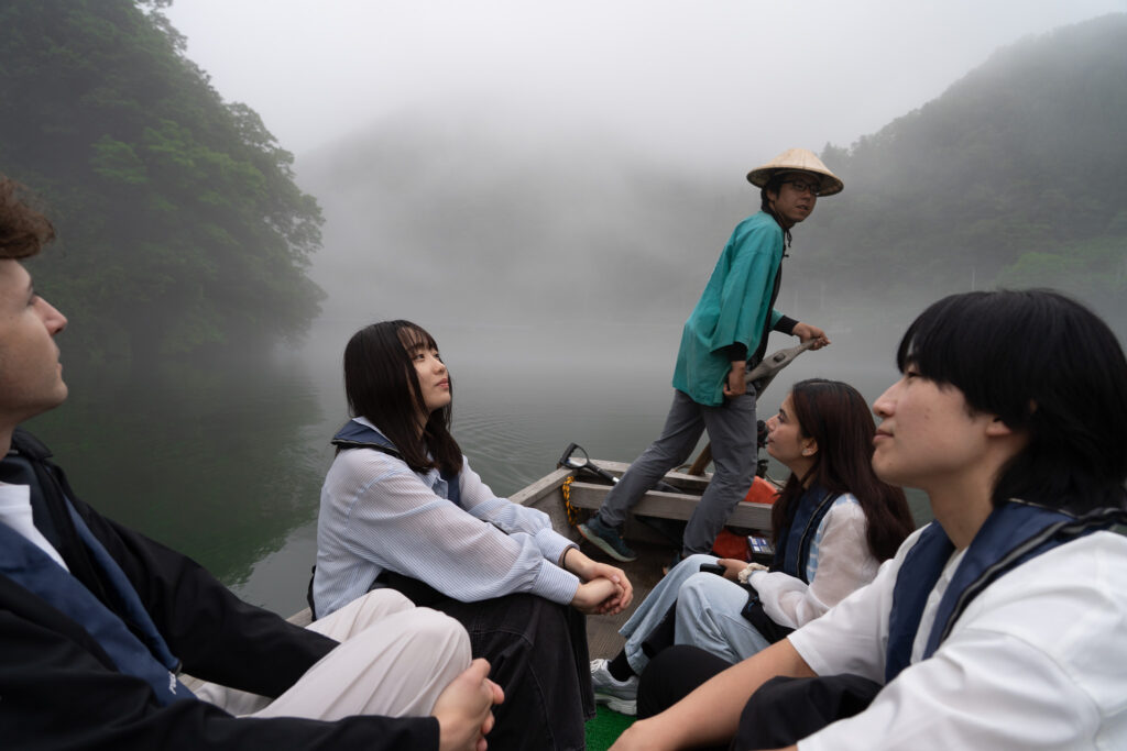 漕手が船を漕ぎ、観光客が船旅を堪能している。