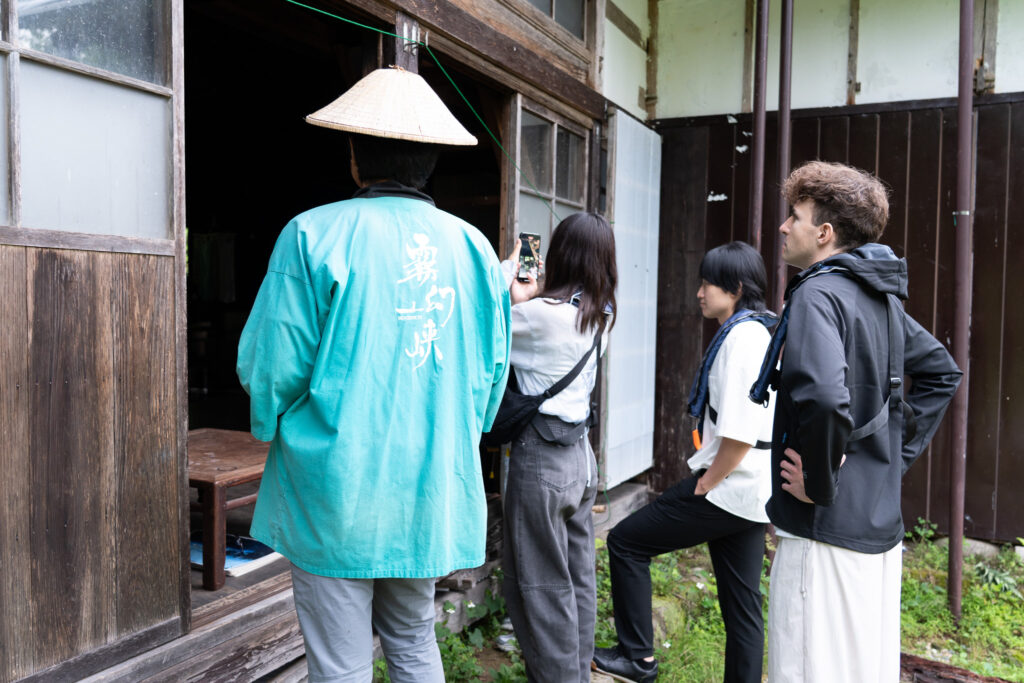 映画「岸部露伴ルーヴルへ行く」：ロケ地・霧幻庵を観光客が写真に収めている。