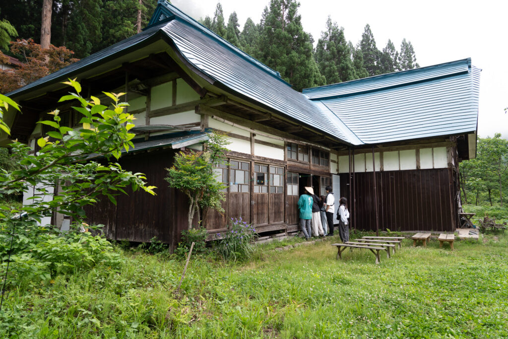 映画「岸部露伴ルーヴルへ行く」：ロケ地・霧幻庵を観光客が眺めている。