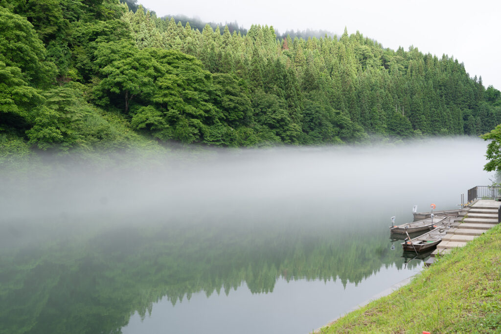 霧が薄まり、晴れてきた霧幻峡の船乗りばの様子。