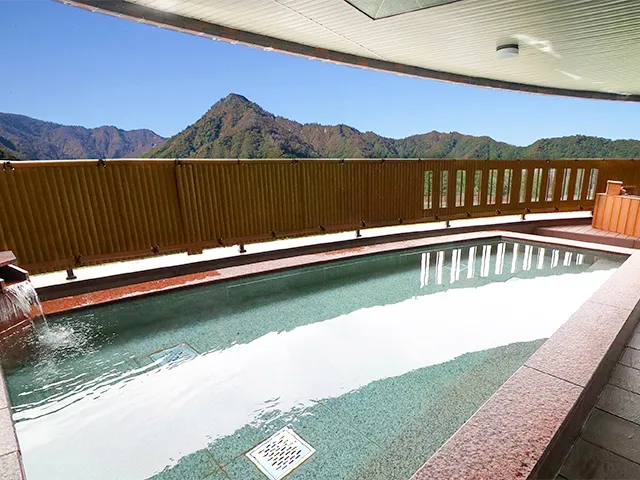 「ホテルエンゼルグランディア越後中里温泉」の露天風呂から見える夏の風景