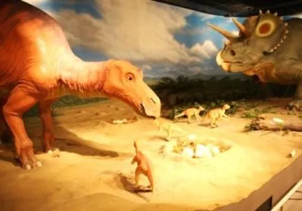 「新潟県立自然科学館」のマイアサウラ劇場