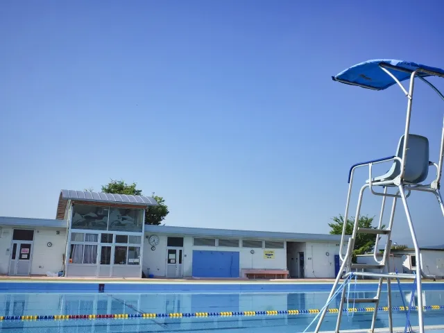 早朝の誰もいない市民プール