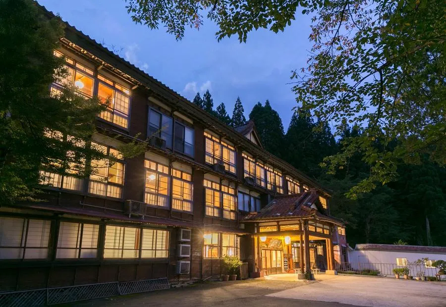 灯りがともった三階建ての温泉宿