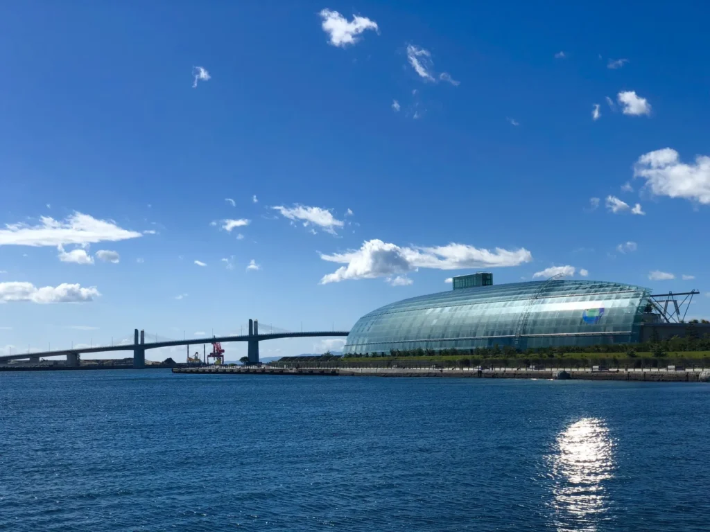 海に浮かぶ楕円形型の水族館