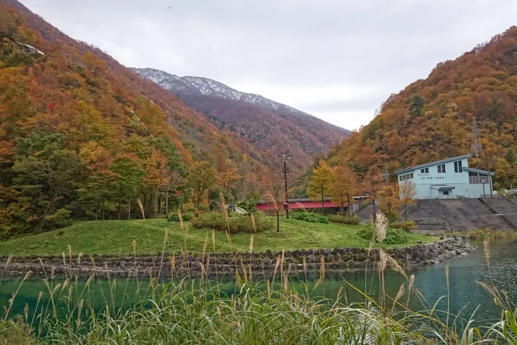 三国川ダムと背景には紅葉で色づいた山々