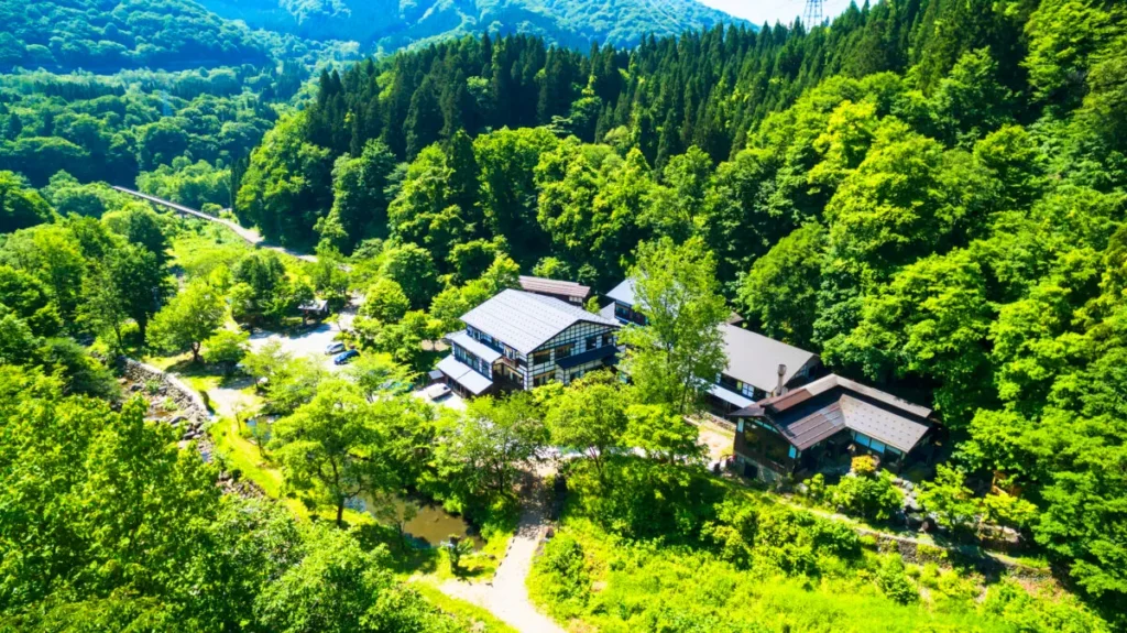 山間部の中央に位置する温泉の屋敷