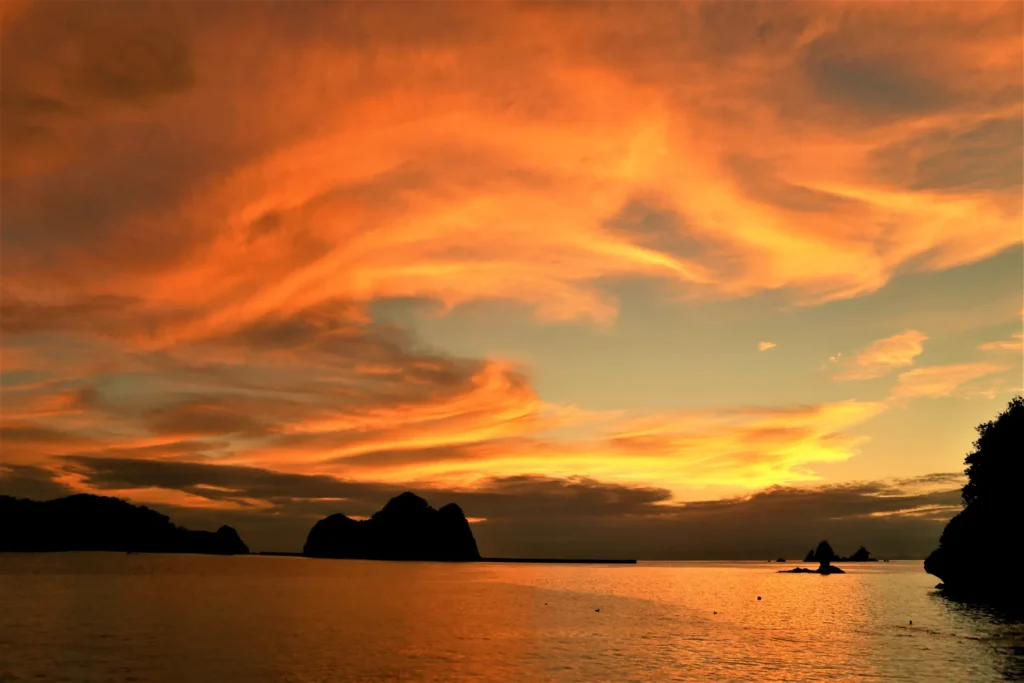 オレンジ色の夕日と海岸