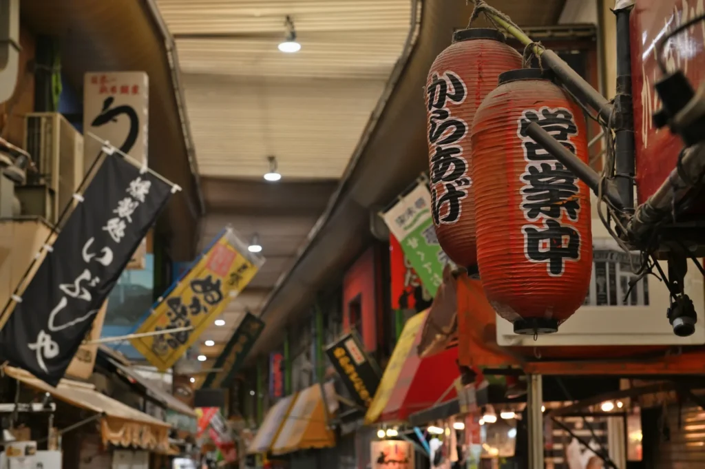 レトロな商店街　各店舗の旗や提灯がぶら下がっている