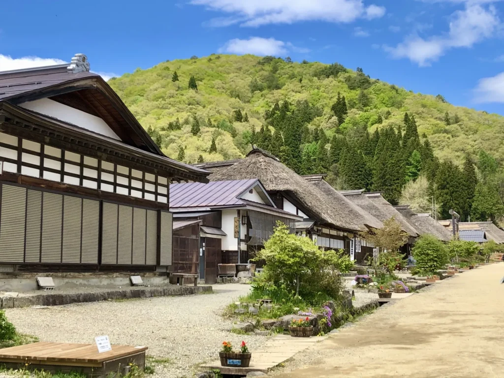 大内宿の街並みと周囲の山々