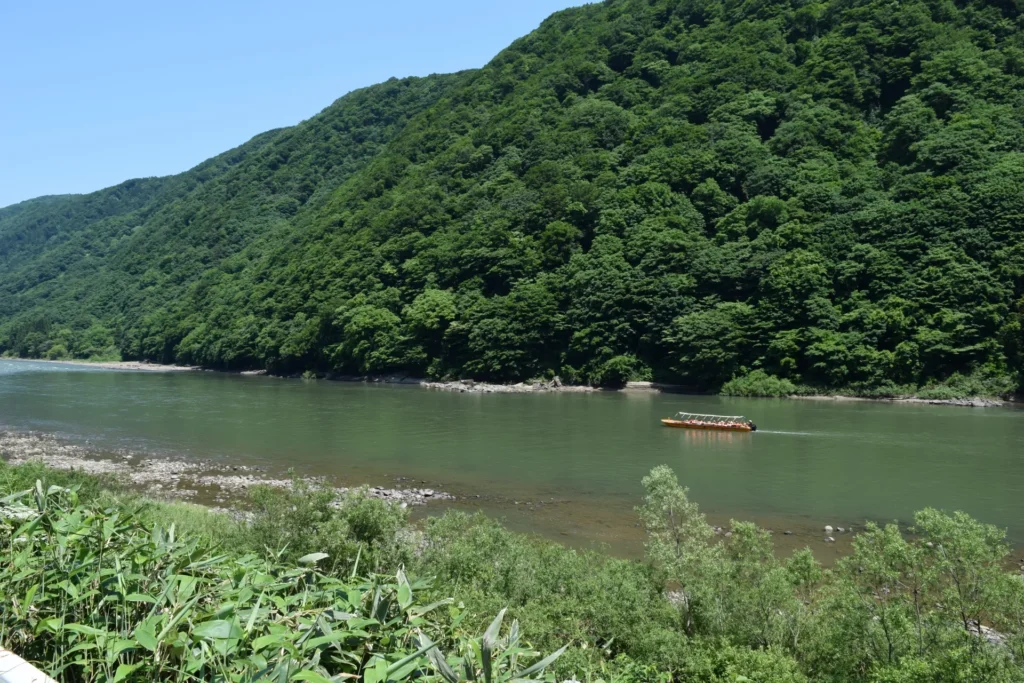 最上川舟下りをしている舟と周囲の景色