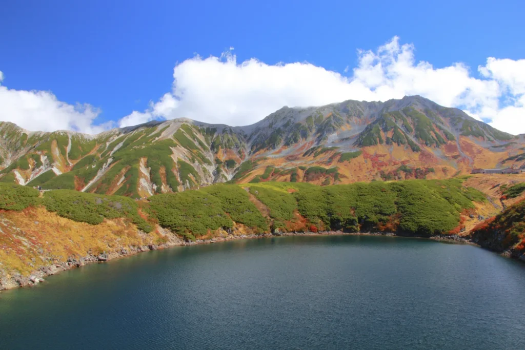 広大な湖とそれを取り囲む壮大な山々と紅葉