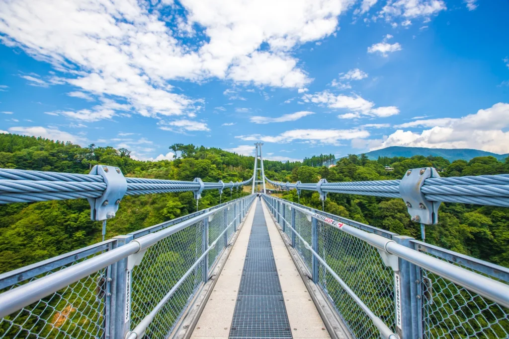 青空と中央を通る九重夢大橋