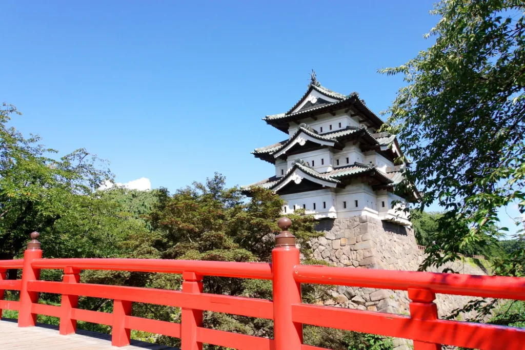 弘前公園にあるお城と赤い橋