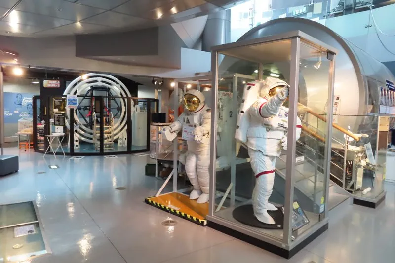 科学館スペースワークの館内　宇宙飛行士の服装の展示