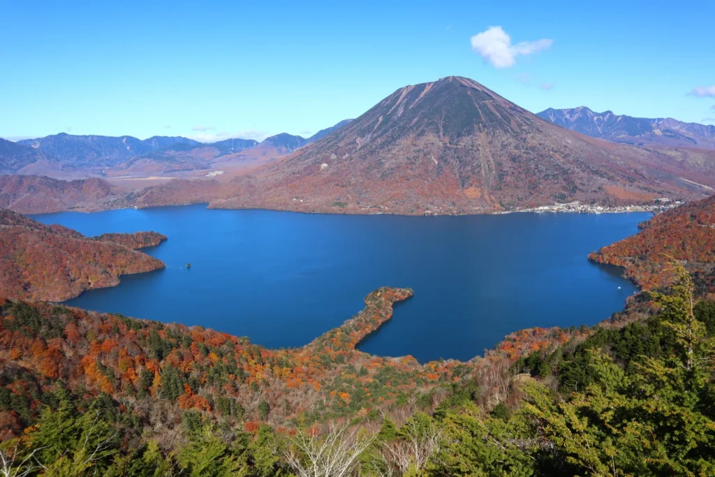展望台から見える湖畔と紅葉