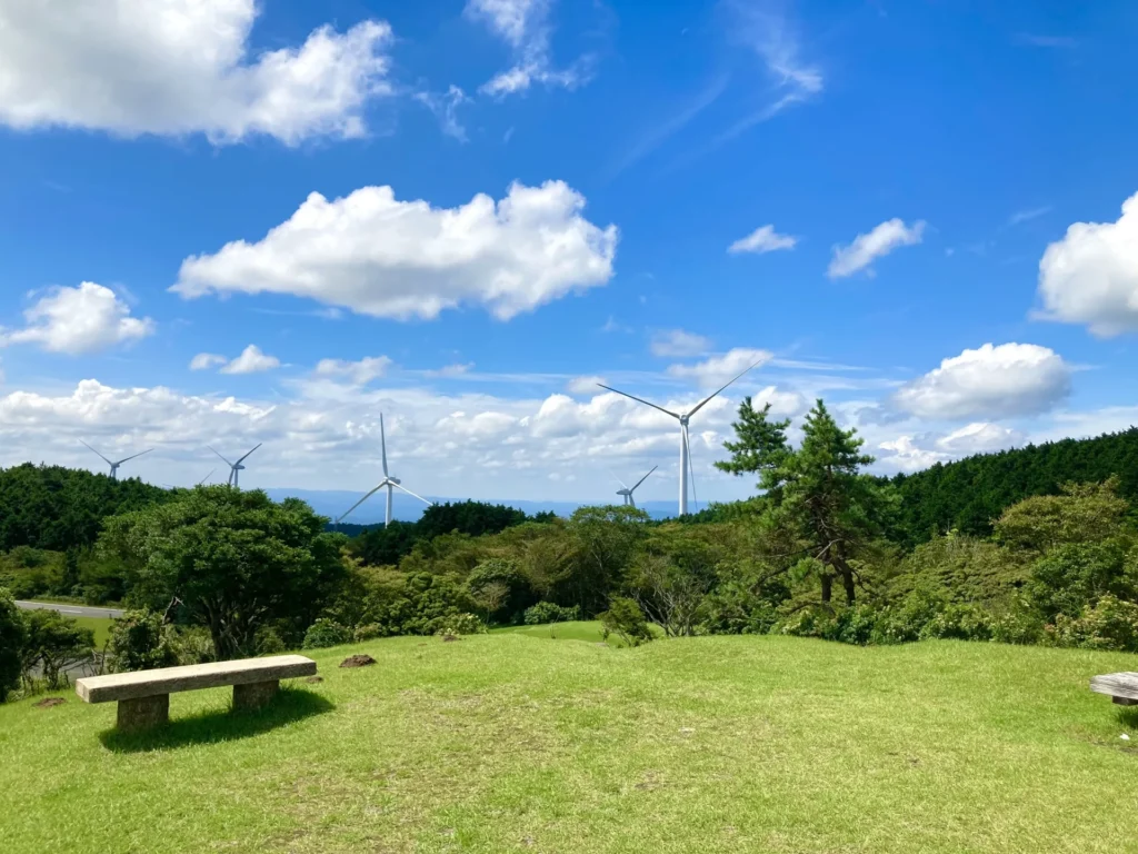 三重県の青山高原の風車と広大な草原