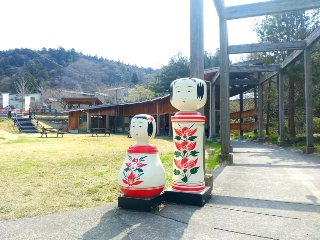 鳴子温泉郷の二体のこけし