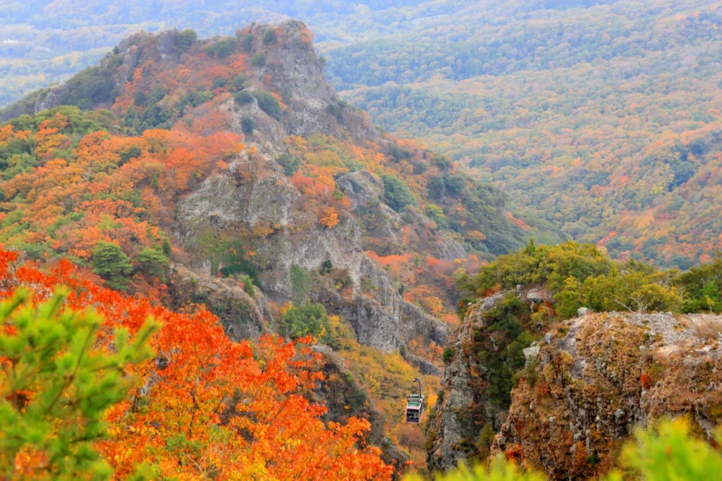 険しい峡谷と紅葉
