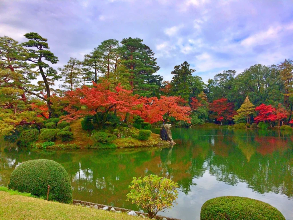 兼六園の池の周りを取り囲む紅葉