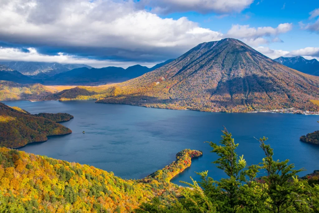群青色の中禅寺湖を取り囲む日光の紅葉に染まった山々