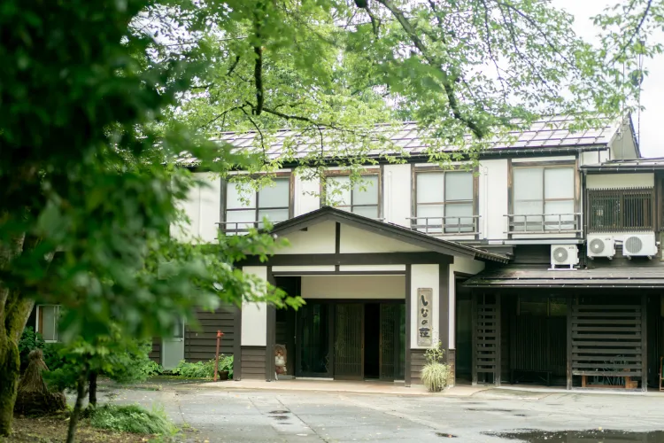 二階建ての木造の温泉宿
